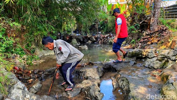 Warga Sukabumi sedang mengambil air untuk keperluan rumah tangga