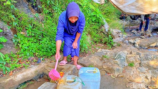 Warga Sukabumi sedang mengambil air untuk keperluan rumah tangga