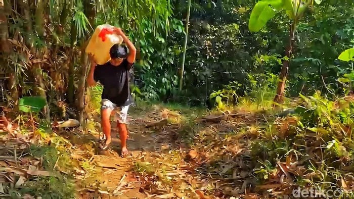Warga Sukabumi sedang mengambil air untuk keperluan rumah tangga