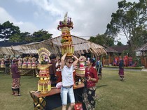 Antusiasnya Turis Asing Coba Junjung Gebogan di Festival Ulun Danu Beratan