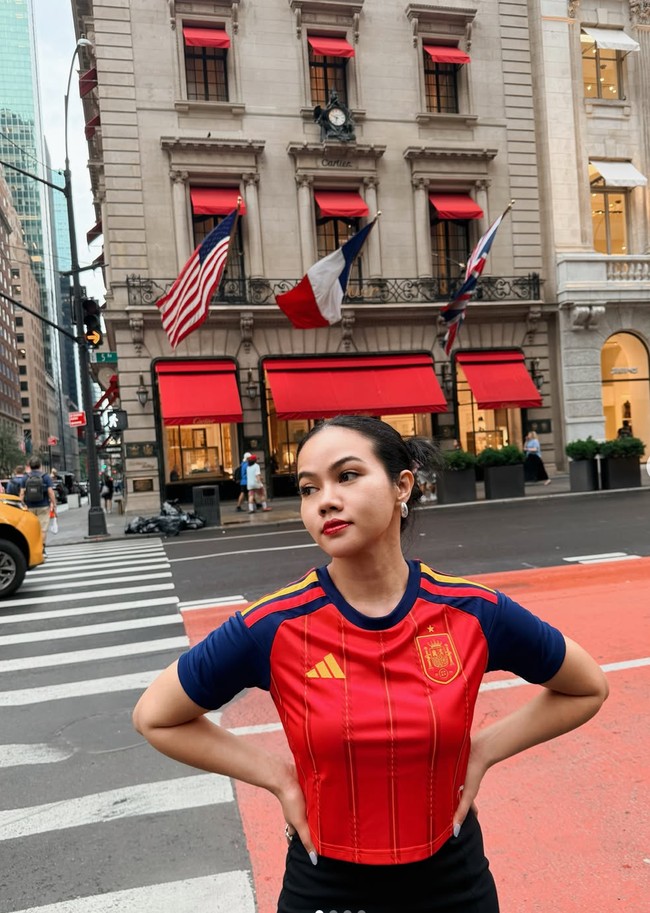 Menemani suami nonton Piala Dunia 2026, Yura memilih mengenakan jersey sepak bola. Kali ini pelantun Dunia Tipu-tipu itu tampak tak lagi mengenakan jersey Yura Yunited yang begitu melekat dengan dirinya. Foto: Instagram/@yurayunita