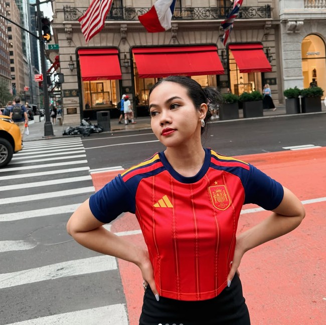 Gaya Sporty Yura Yunita Nonton Piala Dunia 2026 di AS, Stylish Pakai Jersey