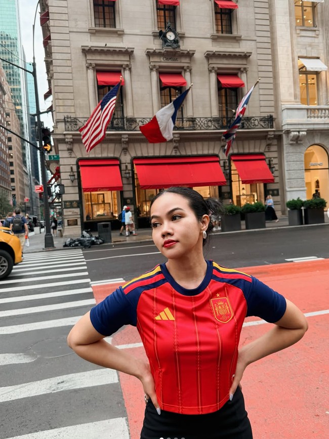 Gaya Sporty Yura Yunita Nonton Piala Dunia 2026 di AS, Stylish Pakai Jersey