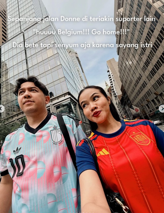 Saat menonton pertandingan Spanyol melawan Belgia, Yura tampil kenakan jersey Spanyol berwarna merah dan biru. Sementara suaminya tampak mengenakan jersey Belgia yang didominasi warna pink dan biru muda. Foto: Instagram/@yurayunita