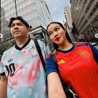 Saat menonton pertandingan Spanyol melawan Belgia, Yura tampil kenakan jersey Spanyol berwarna merah dan biru. Sementara suaminya tampak mengenakan jersey Belgia yang didominasi warna pink dan biru muda. Foto: Instagram/@yurayunita