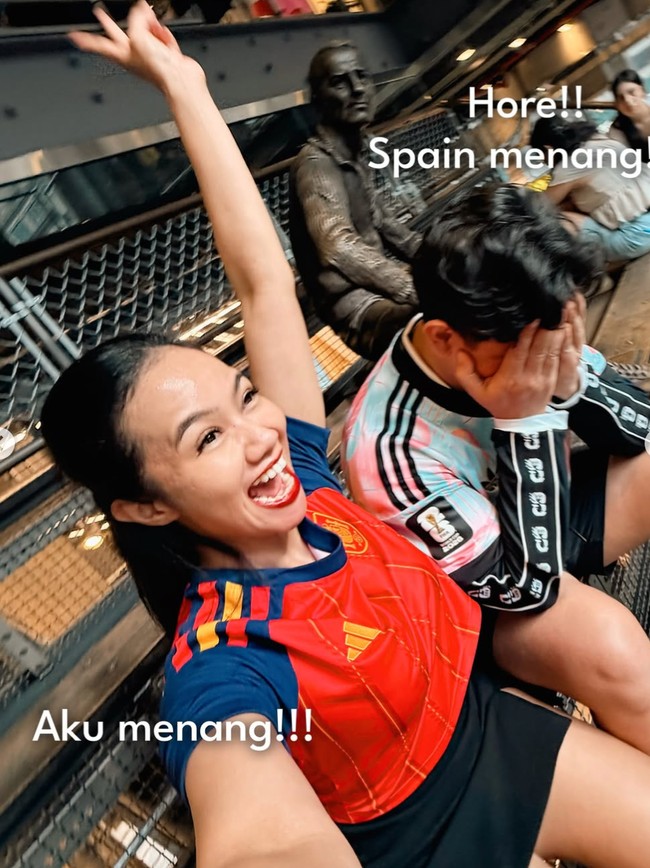 Yura juga menceritakan kisah kocak di balik outfitnya dan suami. Rupanya sebelum memilih kenakan jersey Spanyol, Yura sudah terlebih dahulu meminta suaminya memprediksi negara mana yang akan menjadi pemenangnya. Sementara suaminya diminta Yura untuk mengenakan jersey tim lawan yang diprediksi akan kalah. Foto: Instagram/@yurayunita