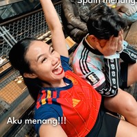 Yura juga menceritakan kisah kocak di balik outfitnya dan suami. Rupanya sebelum memilih kenakan jersey Spanyol, Yura sudah terlebih dahulu meminta suaminya memprediksi negara mana yang akan menjadi pemenangnya. Sementara suaminya diminta Yura untuk mengenakan jersey tim lawan yang diprediksi akan kalah. Foto: Instagram/@yurayunita