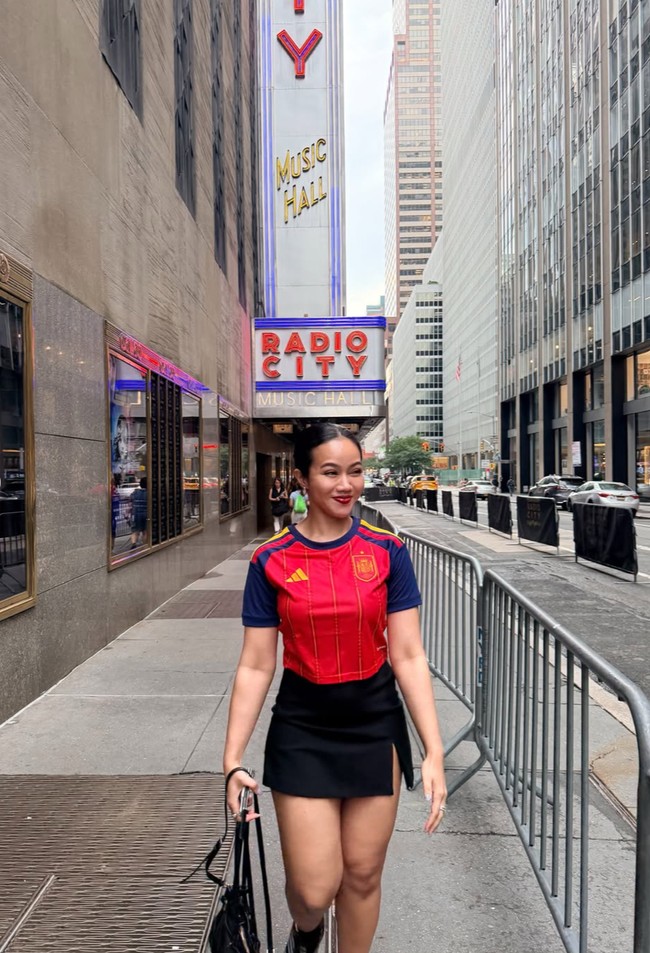 Tampil stylish, Yura memadukan jersey tersebut dengan skort hitam yang memiliki belahan di sisi kirinya. Penampilannya terlihat simpel dan clean dengan rambut yang dicepol rapi ke belakang. Foto: Instagram/@yurayunita