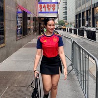Tampil stylish, Yura memadukan jersey tersebut dengan skort hitam yang memiliki belahan di sisi kirinya. Penampilannya terlihat simpel dan clean dengan rambut yang dicepol rapi ke belakang. Foto: Instagram/@yurayunita