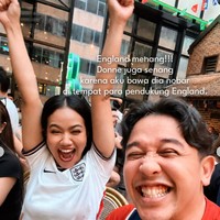 Yura juga terlihat ikut nobar Piala Dunia Inggris melawan Norwegia. Kali ini Yura memilih mengenakan jersey Inggris berwarna putih. Lagi-lagi, sang suami diminta Yura untuk mengenakan jersey lawan, Norwegia, yang diprediksi akan kalah. Foto: Instagram/@yurayunita