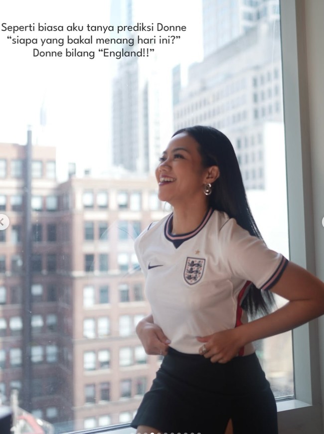 Jersey putih tersebut kembali dipadukan dengan skort hitam yang sama seperti sebelumnya. Namun kali ini Yura memilih tampil lebih feminin dengan rambut hitam panjang terurai. Foto: Instagram/@yurayunita