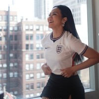 Jersey putih tersebut kembali dipadukan dengan skort hitam yang sama seperti sebelumnya. Namun kali ini Yura memilih tampil lebih feminin dengan rambut hitam panjang terurai. Foto: Instagram/@yurayunita