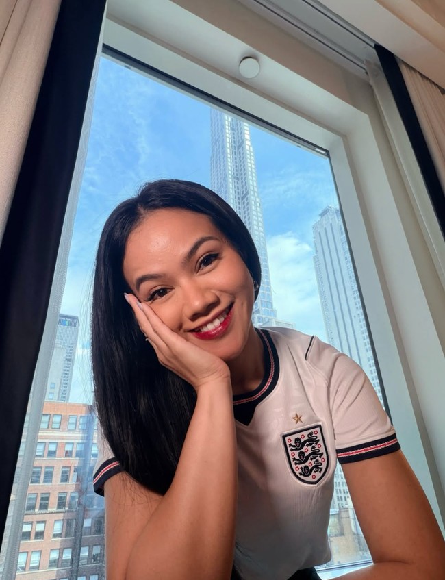Mempercantik wajahnya, Yura mengenakan riasan natural. Bagian matanya dipercantik dengan winged liner serta bulu mata yang panjang dan lentik. Sementara bibirnya terlihat lebih bold dengan lipstik merah. Foto: Instagram/@yurayunita