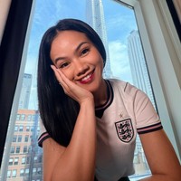 Mempercantik wajahnya, Yura mengenakan riasan natural. Bagian matanya dipercantik dengan winged liner serta bulu mata yang panjang dan lentik. Sementara bibirnya terlihat lebih bold dengan lipstik merah. Foto: Instagram/@yurayunita
