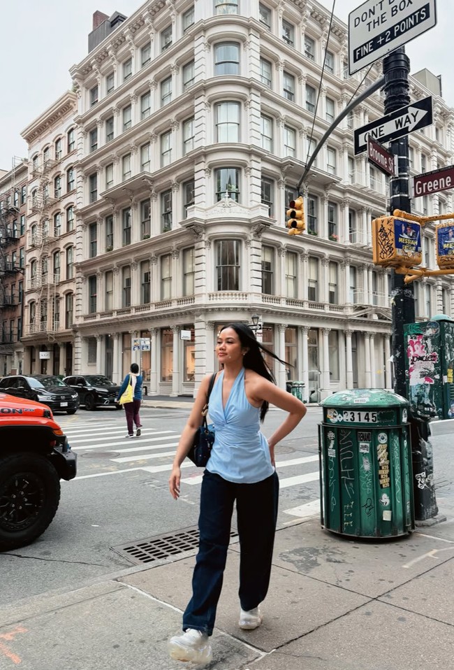Tak hanya nonton Piala Dunia 2026, Yura juga menyempatkan untuk jalan-jalan mengitari New York. Ia tampil santai dalam balutan atasan halter neck biru muda dan celana panjang jeans warna navy. Foto: Instagram/@yurayunita