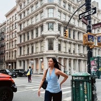 Tak hanya nonton Piala Dunia 2026, Yura juga menyempatkan untuk jalan-jalan mengitari New York. Ia tampil santai dalam balutan atasan halter neck biru muda dan celana panjang jeans warna navy. Foto: Instagram/@yurayunita