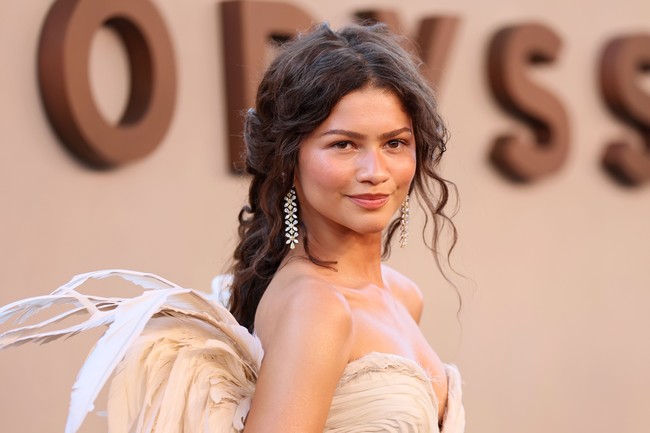 Sejumlah selebriti memilih makeup minimalis dan tampak effortless dengan tren ghost lashes. Salah satunya Zendaya, yang tampil natural tanpa maskara maupun bulu mata palsu, saat menghadiri premiere ‘The Odyssey’. Foto: Getty Images/Dia Dipasupil