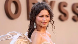 No Mascara, No Problem! Zendaya hingga Dua Lipa Ikut Tren Ghost Lashes
