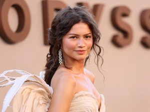 No Mascara, No Problem! Zendaya hingga Dua Lipa Ikut Tren Ghost Lashes