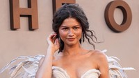 Memukau! Zendaya Tampil Bak Bidadari Bersayap di Premiere 'The Odyssey'