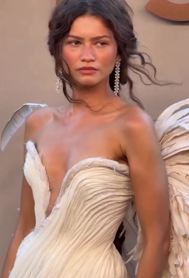 “Law meminta kami menyimpan gaun ini untuk Zendaya hampir dua tahun lalu karena ini adalah tampilan penutup pertama dalam koleksi couture kami. Kami menepati janji itu dan bahkan menolak banyak permintaan lain karena kami tahu gaun ini adalah pilihan yang tepat untuk salah satu karya terpenting dalam arsip kami, tulis Matières Fécales dalam pernyataan resminya. Foto: Instagram/@matieresfecales