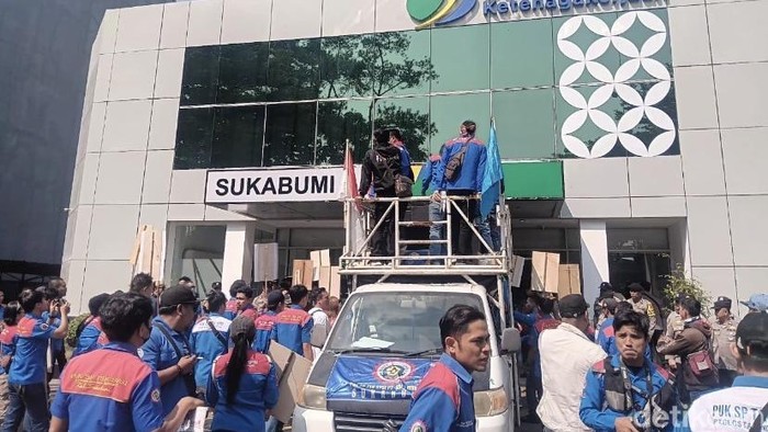 ScreenshotAksi unjuk rasa di depan Kantor BPJS Ketenagakerjaan di Sukabumi.