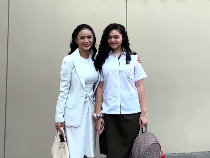 Amora Lemos kembali masuk sekolah