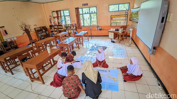 Anak-anak siswa SDN 2 Salakaria sedang asyik membaca di perpustakaan sekolah.