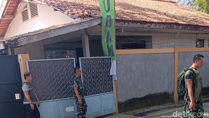 Anggota TNI berjaga di RSUD Caruban Madiun