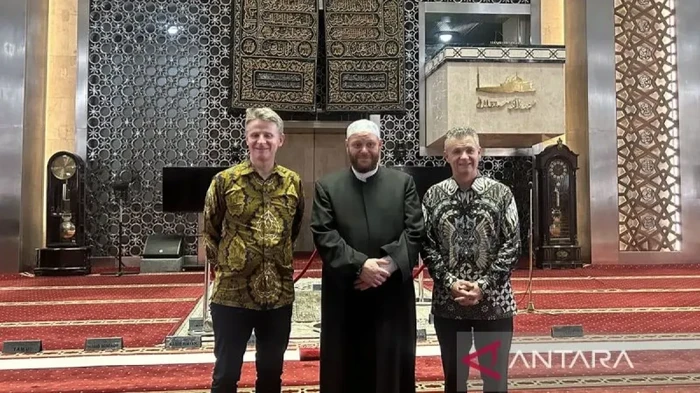 Asisten Menteri Luar Negeri dan Perdagangan Australia Matt Thistlethwaite (kanan), Pemimpin Australian National Imams Council (ANIC) Imam Shadi Alsuleiman (tengah), dan Duta Besar Australia untuk Indonesia Rod Brazier (kiri) saat mengunjungi Masjid Istiqlal, Jakarta, Rabu (15/7/2026).