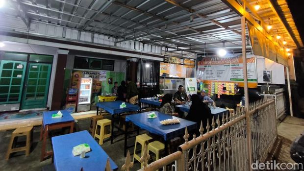 Ayam Goreng Ilham Jaya Kuningan. Ayam Goreng Ilham Jaya Kuningan.