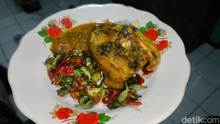 Ayam Goreng Ilham Jaya Kuningan.