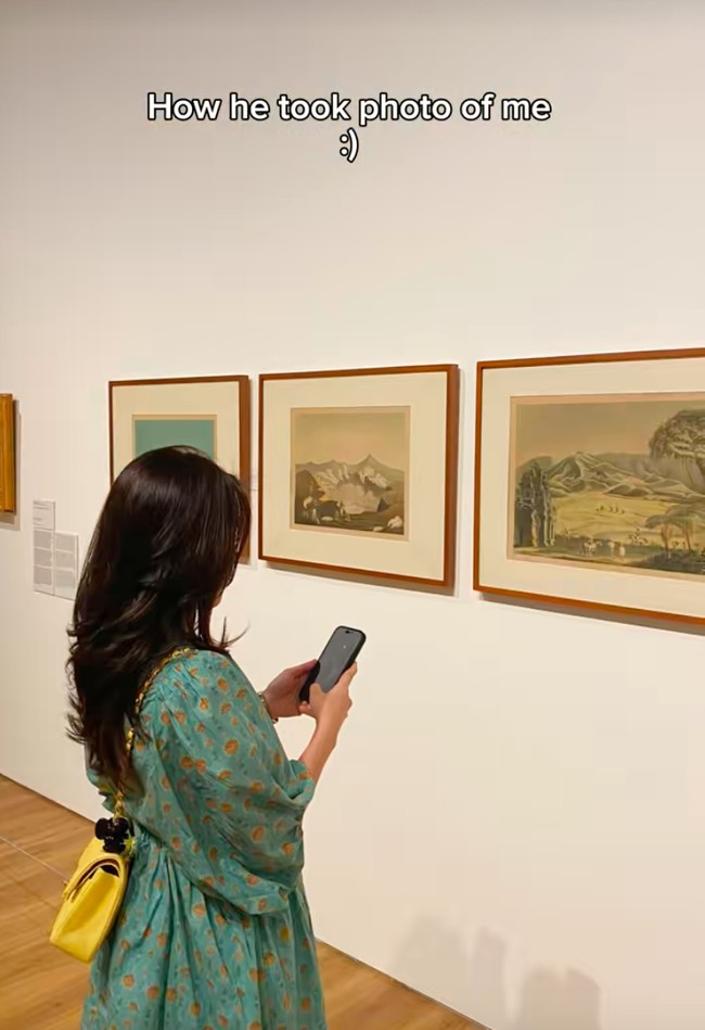 Ayu Ting Ting membagikan momen museum date-nya bersama Kevin Gusnadi melalui video singkat di TikToknya. Dalam video tersebut Ayu membandingkan caranya memotret Kevin dan cara Kevin memotret dirinya. Foto: TikTok/@ayutingting