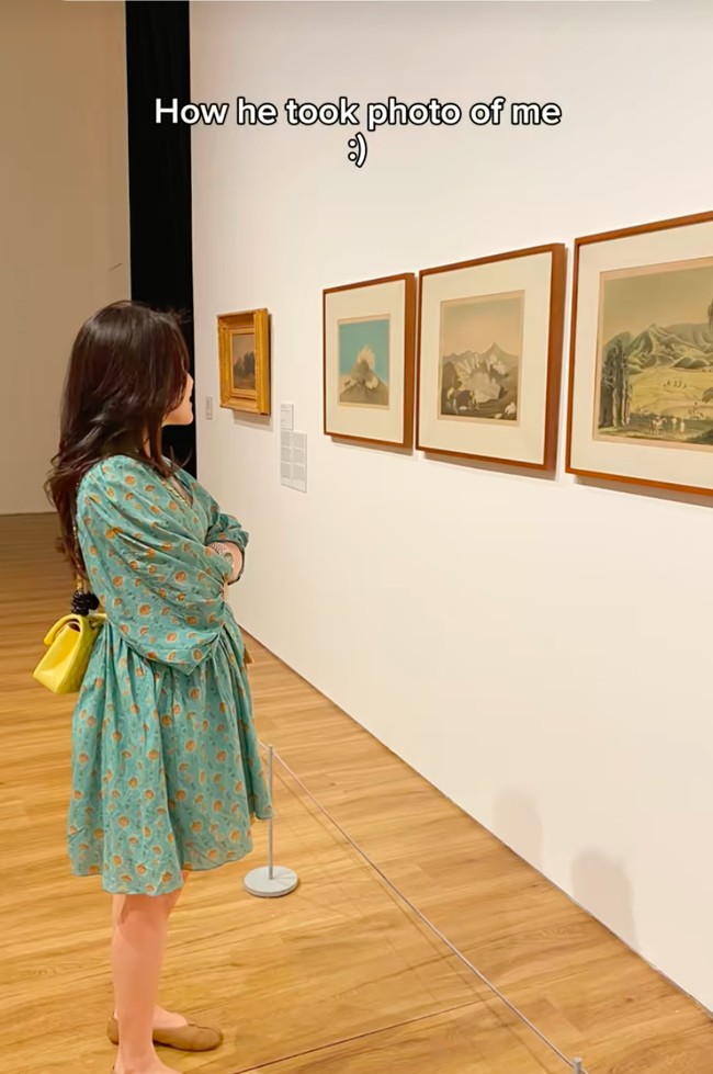 Ayu terlihat tampil feminin kenakan dress bermotif warna hijau. Dress tersebut dipadukan dengan tas berwarna kuning dan flat shoes coklat. Foto: TikTok/@ayutingting