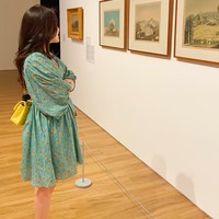 Ayu terlihat tampil feminin kenakan dress bermotif warna hijau. Dress tersebut dipadukan dengan tas berwarna kuning dan flat shoes coklat. Foto: TikTok/@ayutingting