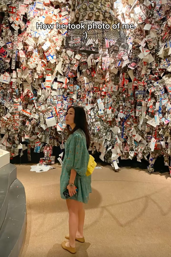 Dalam foto-foto yang dibagikan terlihat Ayu belum siap berpose. Kevin Gusnadi sendiri turut memberikan komentar dalam unggahan tersebut. Menggunakan akun TikToknya, Kevin membalas, Maafin, be. Foto: TikTok/@ayutingting