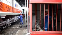 Petugas mengisi bahan bakar BioSolar B50 ke lokomotif di Depo Lokomotif Medan, Sumatera Utara. PT KAI Devisi Regional (Divre) I Sumatera Utara mulai menerapkan penggunaan BioSolar B50 untuk seluruh operasional kereta api. ANTARA FOTO/Yudi Manar