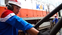 Petugas melakukan pengisian BioSolar B50 ke lokomotif. Kebutuhan bahan bakar operasional kereta api di wilayah tersebut mencapai sekitar 17.624 liter per hari. ANTARA FOTO/Yudi Manar