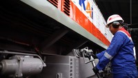 Lokomotif menjalani pengisian BioSolar B50 di Depo Lokomotif Medan. Penggunaan bahan bakar campuran biodiesel 50 persen menjadi bagian dari upaya memperkuat kemandirian energi nasional dan mengurangi impor solar. ANTARA FOTO/Yudi Manar