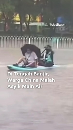Video: Di Tengah Banjir, Warga China Malah Asyik Main Air