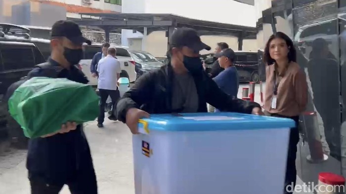 Polisi Kembali Serahkan Barang Bukti 3 Kasus Korupsi Terkait Febrie ke Kejagung