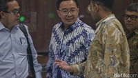 Usai diperiksa, Bobby memilih menerobos kerumunan wartawan tanpa memberikan keterangan. 