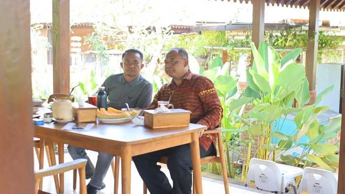 Bupati Bone Andi Asman Sulaiman dan Bupati Sleman Harda Kiswaya saat berbincang di Sleman. Dok Istimewa