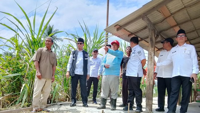 Bupati Ogan Komering Ulu (OKU) Teddy Meilwansyah meninjau jalan cor beton di RT 01 Kelurahan Sepancar Lawang Kulon, Kecamatan Baturaja Timur