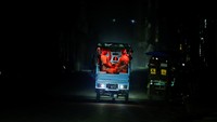 Warga menggunakan becak listrik, salah satu dari sedikit moda transportasi yang masih beroperasi, saat jaringan listrik nasional Kuba kembali mengalami pemadaman total. Gangguan tersebut merupakan pemadaman besar ketiga dalam sembilan hari terakhir, di Havana, Kuba, Selasa (14/7/2026). Foto: REUTERS/Norlys Perez