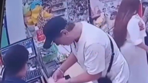 Cuplikan rekaman CCTV pria Iran diduga mencuri dengan modus tukar uang di minimarket di kawasan Munggu, Badung, Bali. (Foto: Dok. Istimewa)