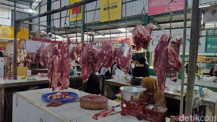 Daging sapi sepi pembeli di salah satu pasar tradisional di Kota Malang.