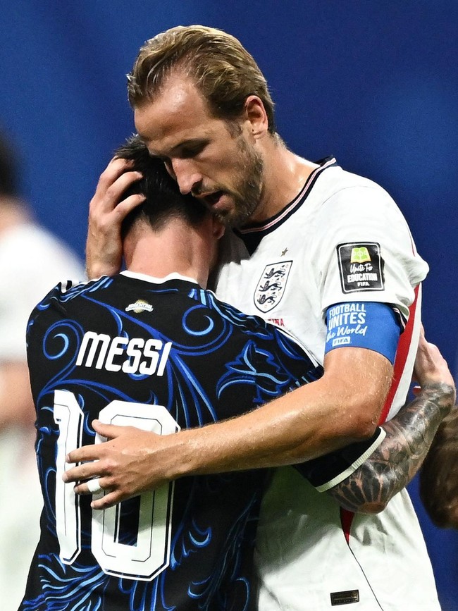 Di Balik Drama Semifinal, Messi Langsung Hibur Harry Kane dengan Sebuah Pelukan