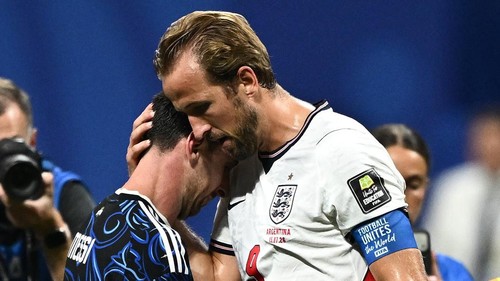 Di balik kemenangan dramatis Argentina atas Inggris pada semifinal Piala Dunia 2026, tersaji sebuah momen yang menyentuh hati di tengah lapangan Atlanta Stadium, Kamis (16/7/2026) dini hari WIB. Saat para pemain Albiceleste larut dalam euforia memastikan tiket ke final, Lionel Messi justru memilih menghampiri kapten Inggris, Harry Kane, yang tampak terpukul usai timnya tersingkir. REUTERS