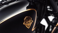 Kesan eksklusif makin kental karena menggunakan nomor edisi terbatas yang tersemat pada tangki bahan bakar. Selanjutnya terdapat emblem kolaborasi berbahan kuningan cor identik dengan yang digunakan pada motor kustom aslinya. Foto: Dok. Royal Enfield